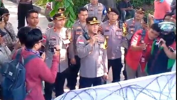 Wakil Kepala Polresta Barelang, AKBP Syafrudin Semidang Sakti berdialog dengan massa unjuk rasa (tangkapan layar)