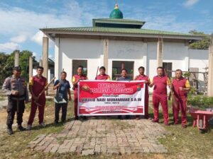 Jelang Maulid Nabi, Polsek Sekupang Gelar Bakti Sosial Bersihkan Masjid An-Nur Sei Harapan