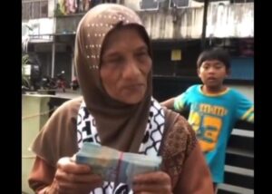 Kisah Menyentuh: Nenek Penjual Kacang Batam Sumbang Rp 1 Juta untuk Palestina, Panitia Beri Hadiah Umroh